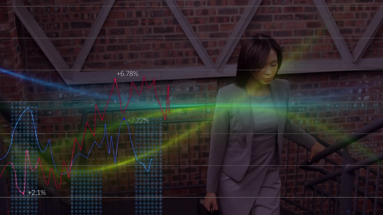 animación del procesamiento de datos financieros sobre una mujer de negocios biracial en la oficina