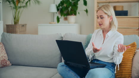la chica habla en video llamada en la computadora portátil
