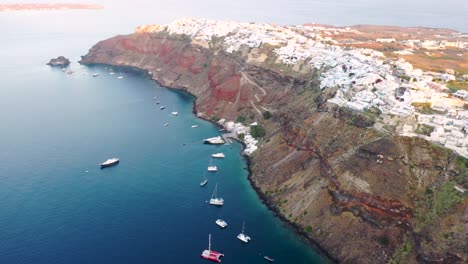 Erstaunliches-Video-Des-Berühmten-Weißen-Und-Farbenfrohen-Malerischen-Dorfes-Oia,-Das-Während-Des-Sonnenuntergangs-Auf-Einer-Klippe-Erbaut-Wurde,-Insel-Santorini,-Kykladen,-Griechenland