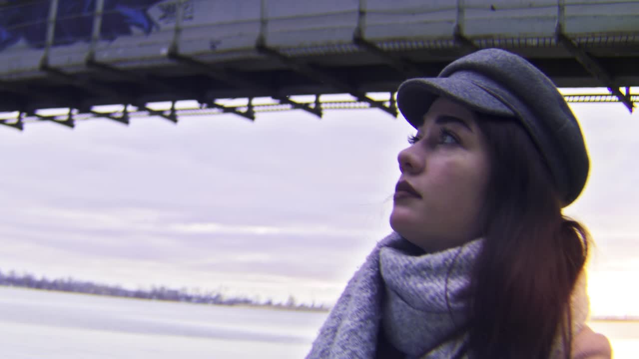 다리 에 있는 여자