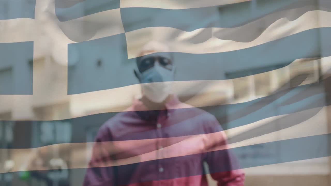 Animering av Greklands flagga som vajar över en afroamerikansk man som bär ansiktsmask på en stadsgata.