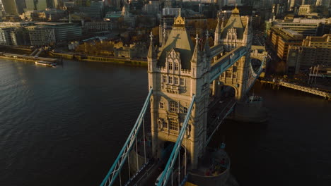 Puente-De-La-Torre---Icónico-Puente-Torreón-Victoriano-Sobre-El-Río-Támesis-Al-Atardecer-En-Londres,-Reino-Unido