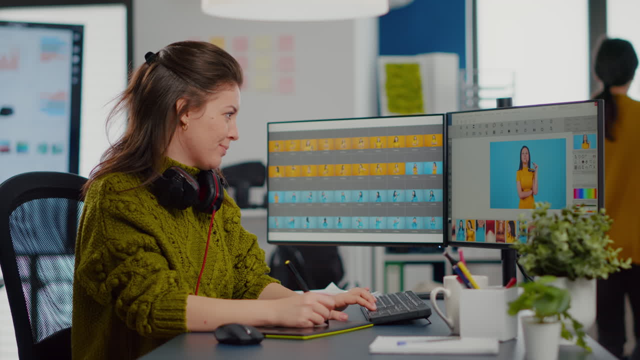 retocadora de fotos profesional que trabaja con activos digitales