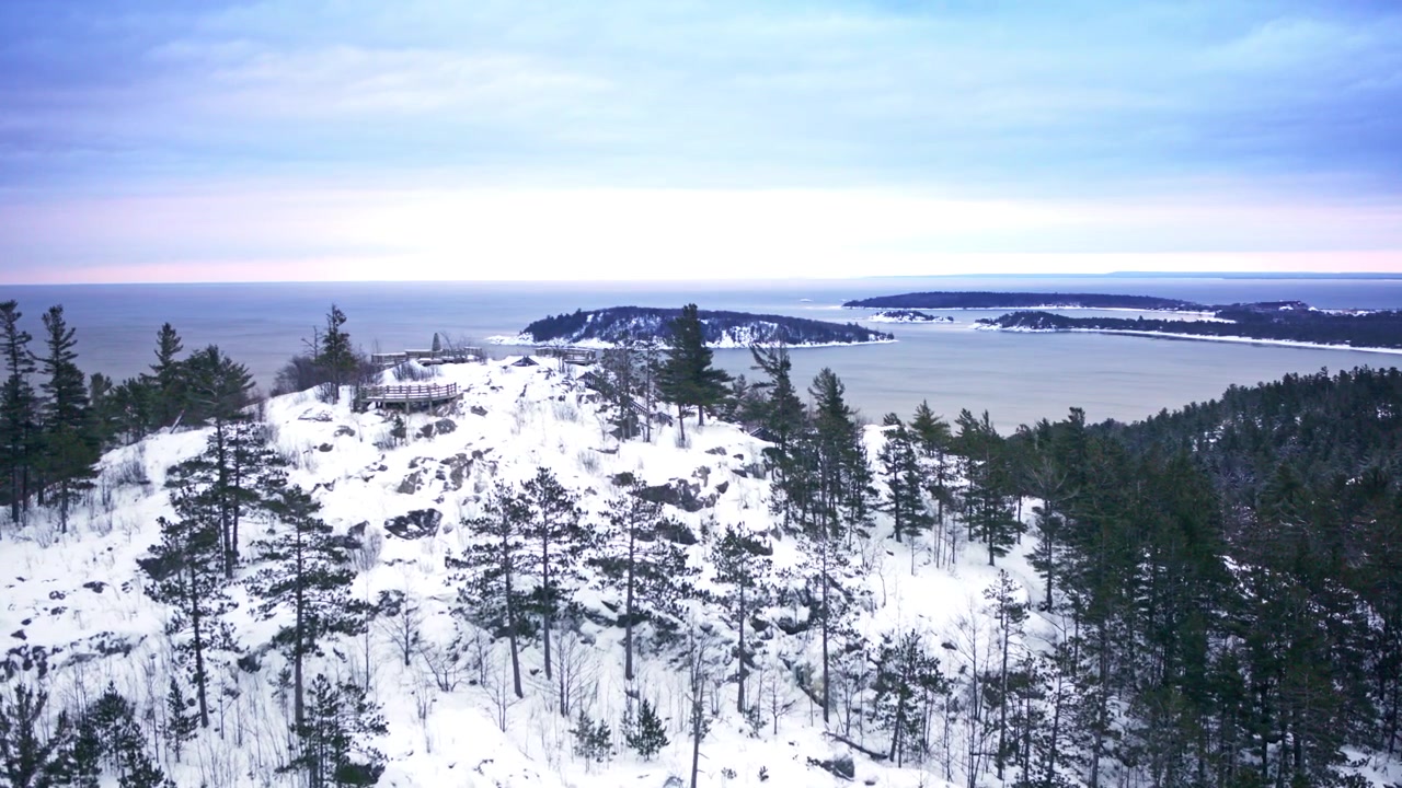 Droonikuva liitämässä koskemattoman talvimaiseman yli Pohjois-Michiganissa.