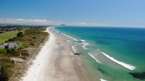 papamoa beach retiro aéreo, monte maunganui en el horizonte, hermoso día soleado de verano, nueva zelanda