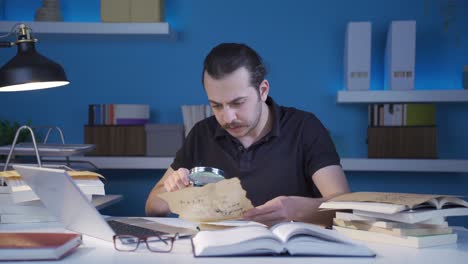 hombre historiador estudiando una carta manuscrita histórica.