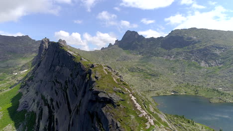 explorar la belleza de la montaña 4