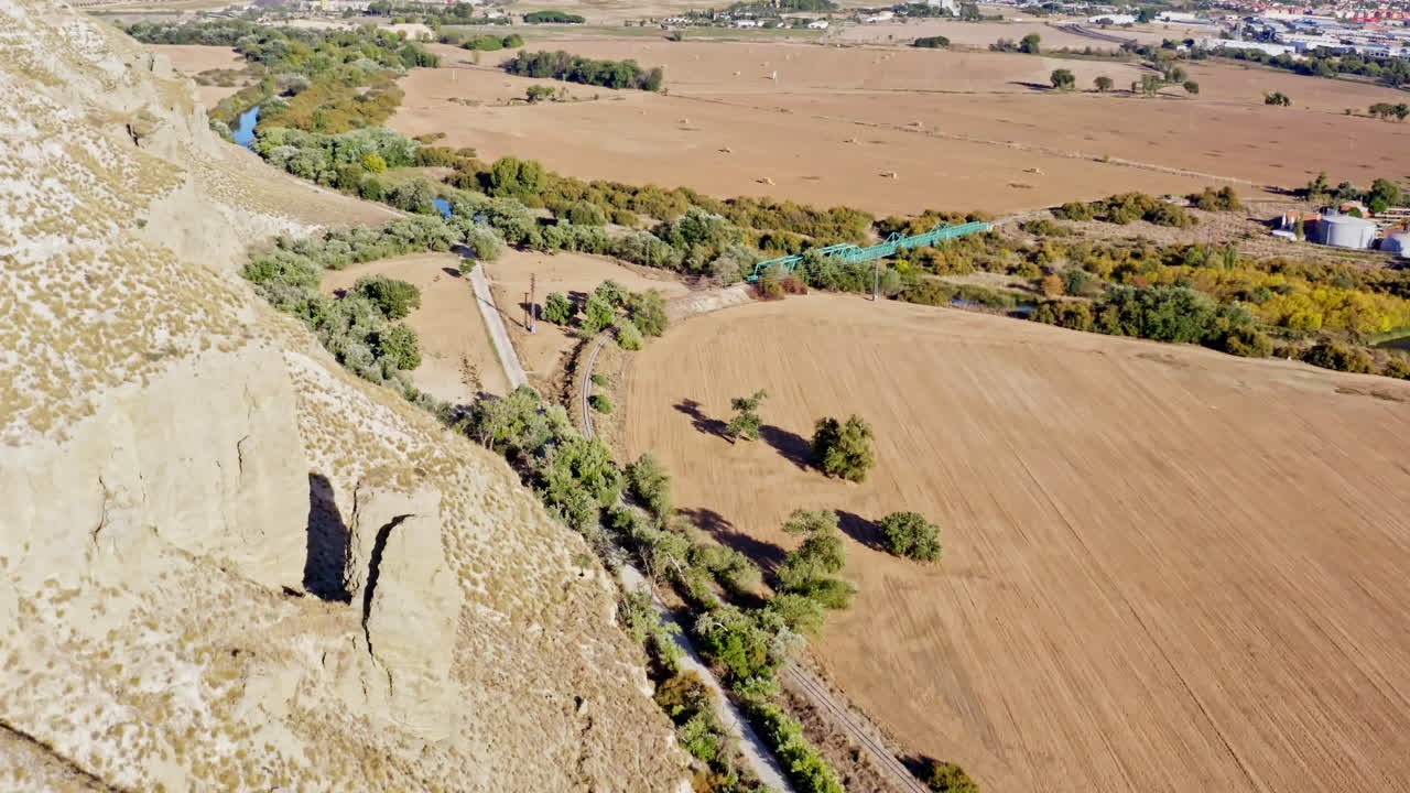vista panorámica aérea del campo español con tierras de cultivo, camino de tierra y puente