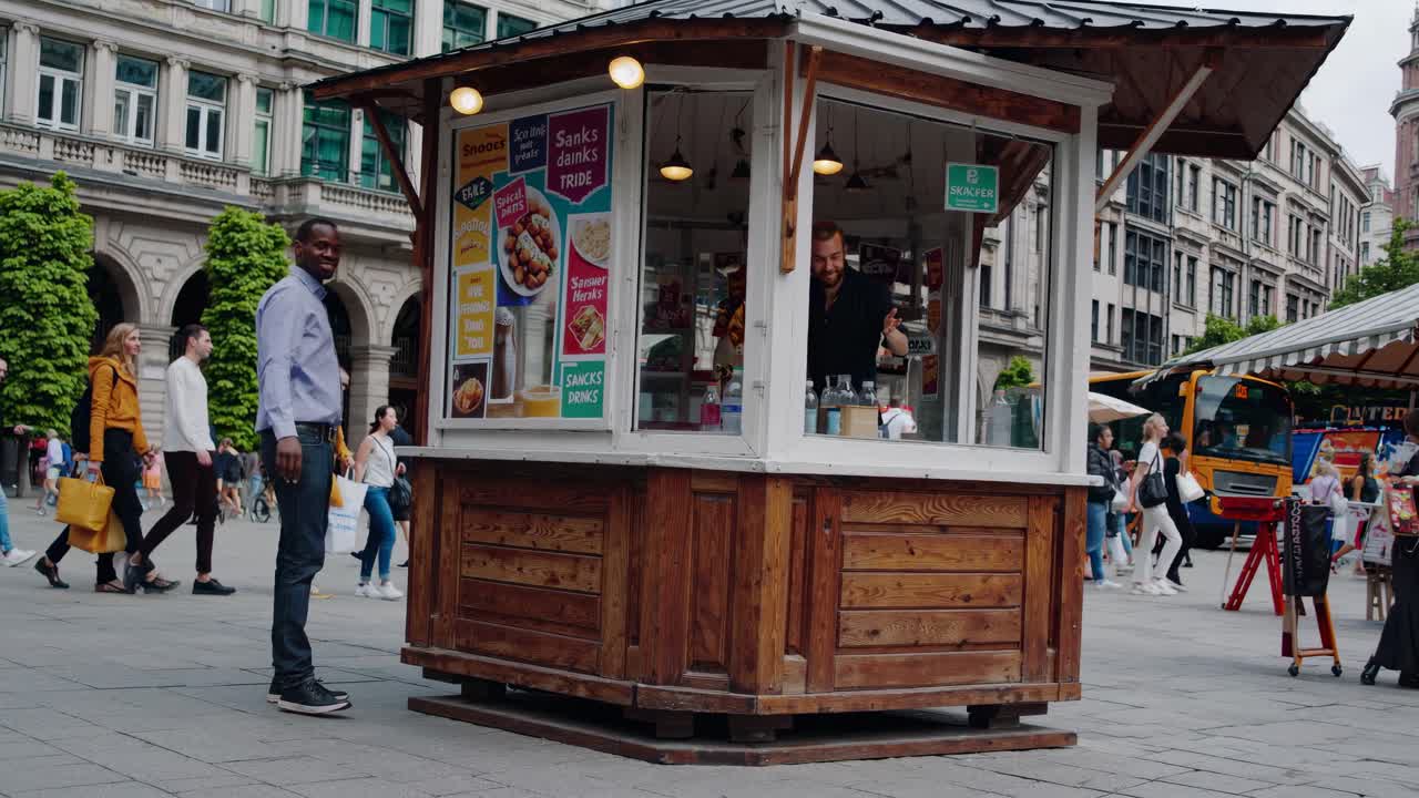 Chiosco di street food in una piazza affollata, ripreso dal basso