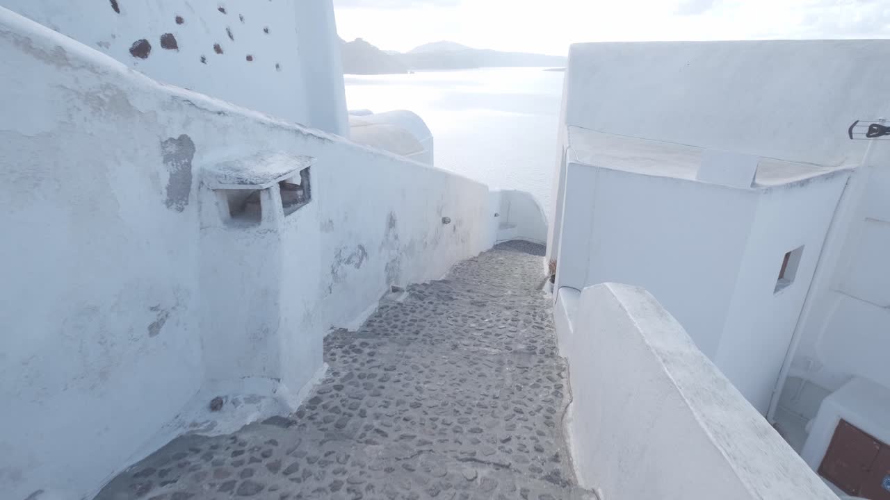прогулка по пустой белой улице в ойе, санторини