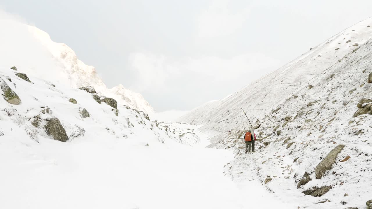 네팔의 라크 패스 (larke pass) 에서 5100m의 고도에서 마나슬루 서 트렉 (manaslu circuit trek) 을 여행하는 배 여행자.