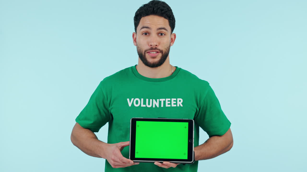 Frivillig, green screen og mand med tablet-mockup