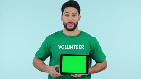 voluntario, pantalla verde y hombre con maqueta de tableta