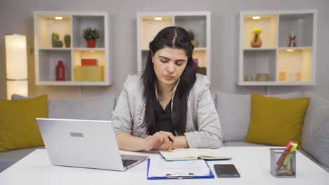 trabajadora de oficina en casa, mujer estresada y reflexiva.