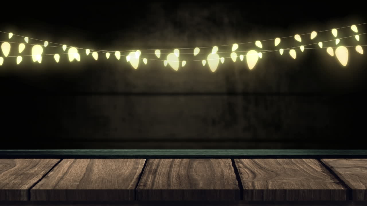 cadena brillante de luces de hadas en la pared de ladrillo