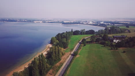 Hanningfield-Reservoir-In-Essex,-Luftaufnahme-Mit-Vorwärtsbewegung