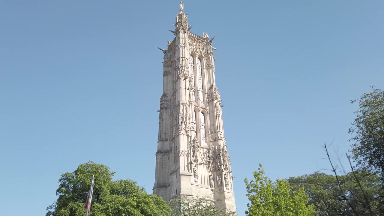 Torre Saint Jacques en París y bandera de Francia. Placa de proceso de ángulo bajo.