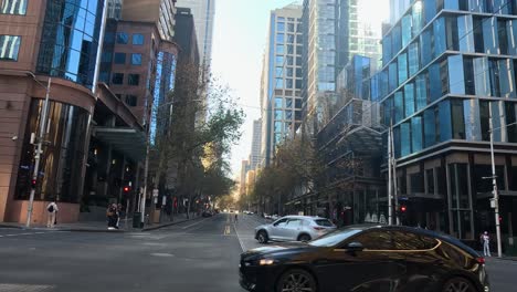 vehículos que cruzan la intersección en el entorno urbano de melbourne