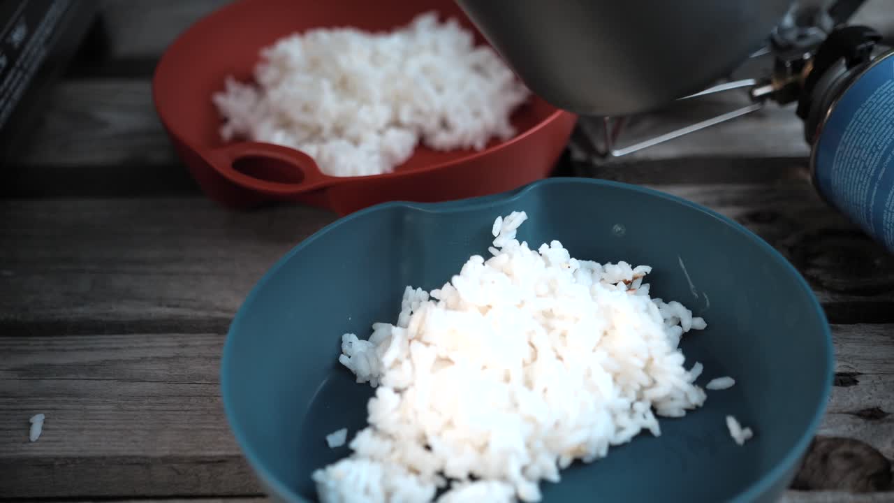 sirviendo arroz en la naturaleza, al aire libre, acampando