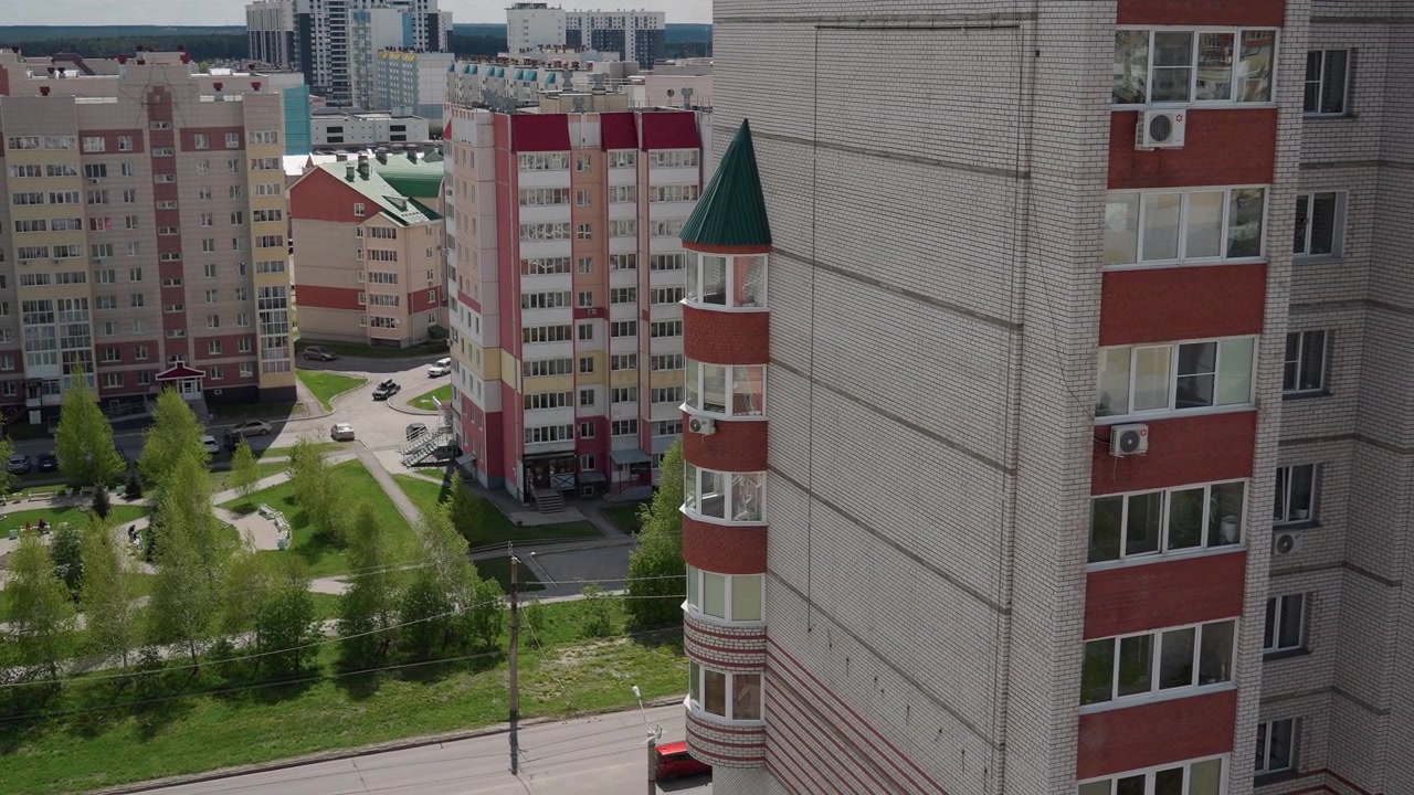 Vista Aérea de Edifícios Residenciais Modernos em uma Paisagem Urbana
