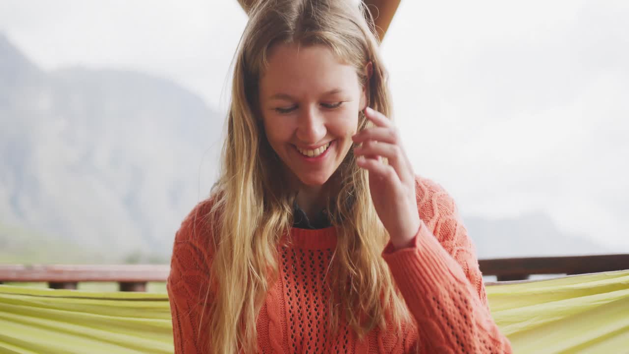 태블릿을 사용 하고 웃으며 집에서 시간을 보내는 백인 여성