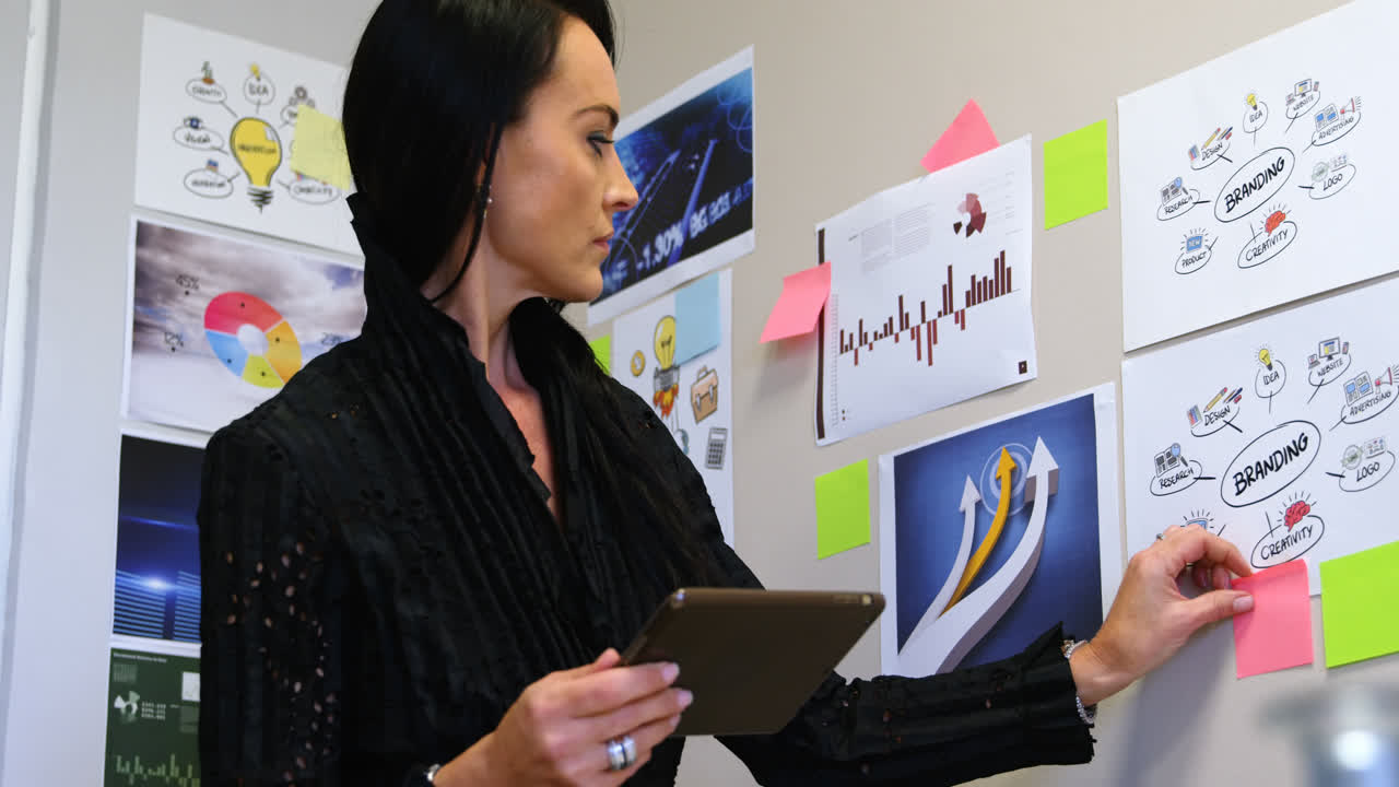 ejecutivo de negocios quitando nota adhesiva 4k