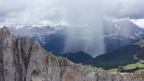 Tormenta-De-Lluvia-En-El-Valle-De-La-Montaña,-Vista-Desde-La-Cordillera-De-Seceda-En-Dolomitas