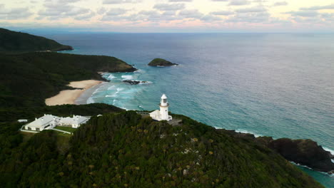 Filmische,-Langsam-Rotierende-Drohnenaufnahme-Des-Rauchigen-Kap-Leuchtturms-In-Der-Nähe-Von-South-West-Rocks,-Kempsey-Shire,-New-South-Wales,-Australien