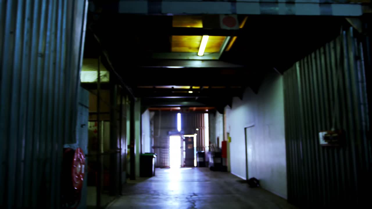 4k 워크 ⁇ 에서 재고를 유지하는 남성 엔지니어