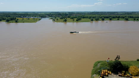 Alto-Foque-De-Barco-A-Motor-Moviéndose-A-Través-Del-Río-En-Los-Países-Bajos