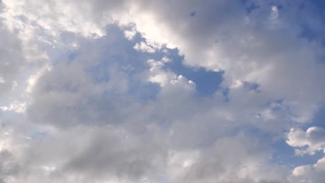 el cielo nublado