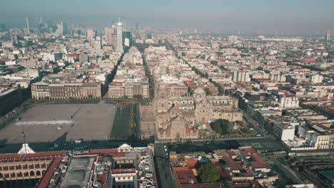 Vista-Aérea-Del-Impresionante-Zócalo-De-La-Ciudad-De-México-Y-Edificios-Cercanos