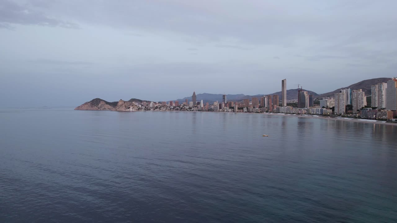 Skyline della città di Benidorm, Spagna sulla costa - Vista aerea con spazio per il testo