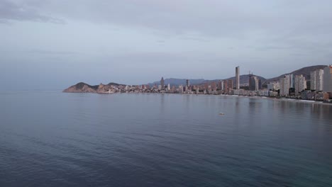 benidorm, horizonte de la ciudad de españa en la costa - vista aérea con espacio de copia