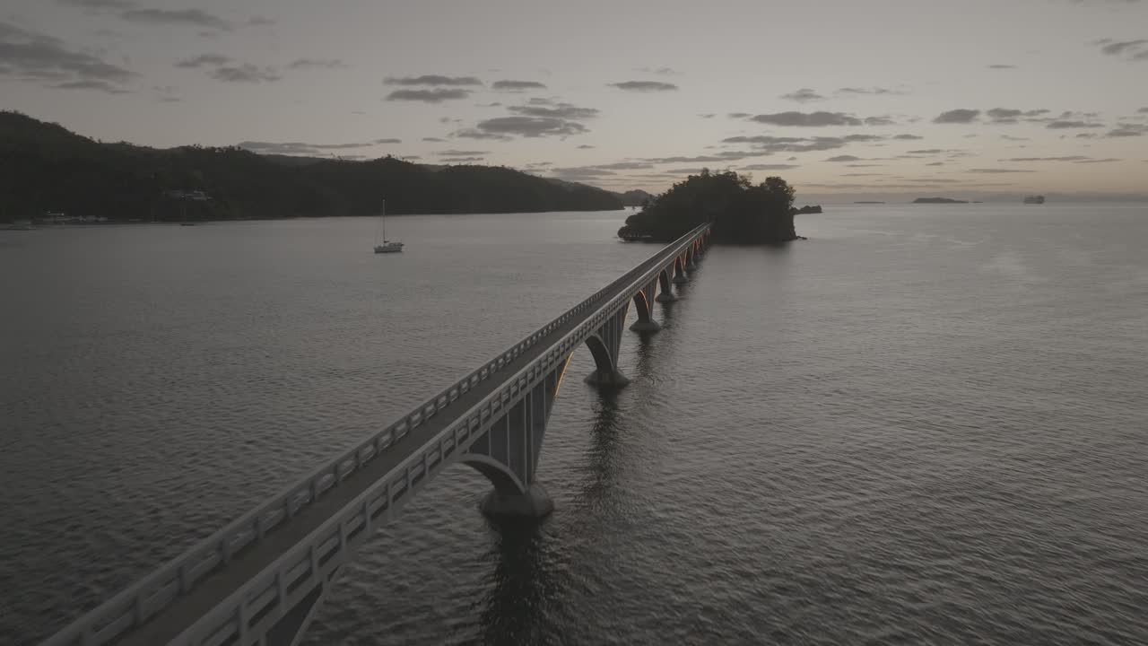 Ponte caraibico all'alba nella Repubblica Dominicana
