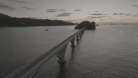puente del caribe durante el amanecer en la república dominicana
