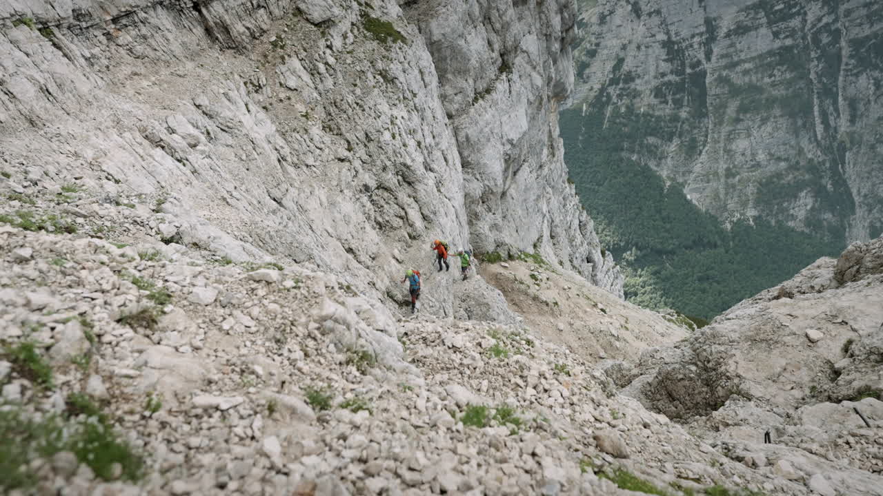 등반의 가파른 부분에서 산을 오르는 등산객