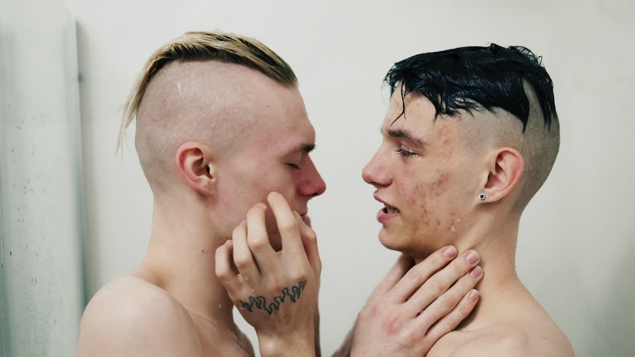 ⁇ 은 동성애 커플이 입술에 키스를 하고 서로 안아주고 있습니다.