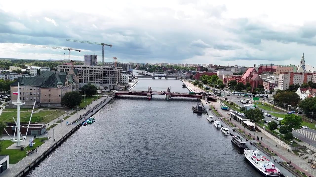 Una prospettiva dall'alto che mostra il fiume Odra, l'architettura della città e lo storico Ponte Lungo a Stettino sotto un cielo nuvoloso