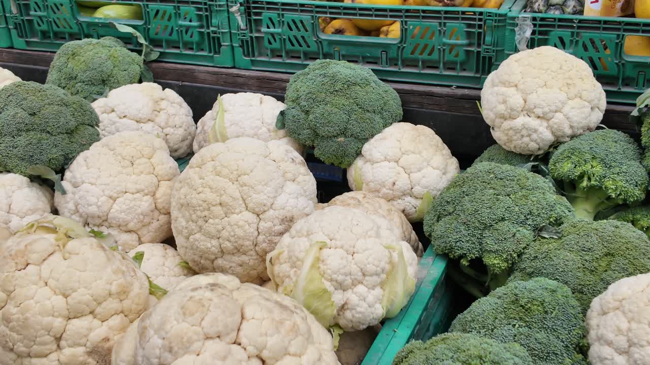 Cavolfiore e broccoli freschi al supermercato