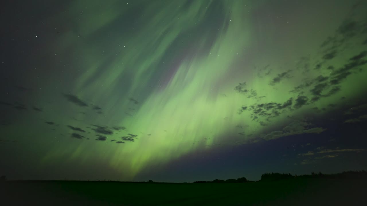 muy fuerte g5 kp9 tormenta geomagnética luces del norte en el cielo de mayo