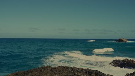 Las-Olas-Blancas-Del-Océano-Pacífico-Ruedan-Contra-La-Costa-Rocosa-De-Honolulu,-Hawaii.