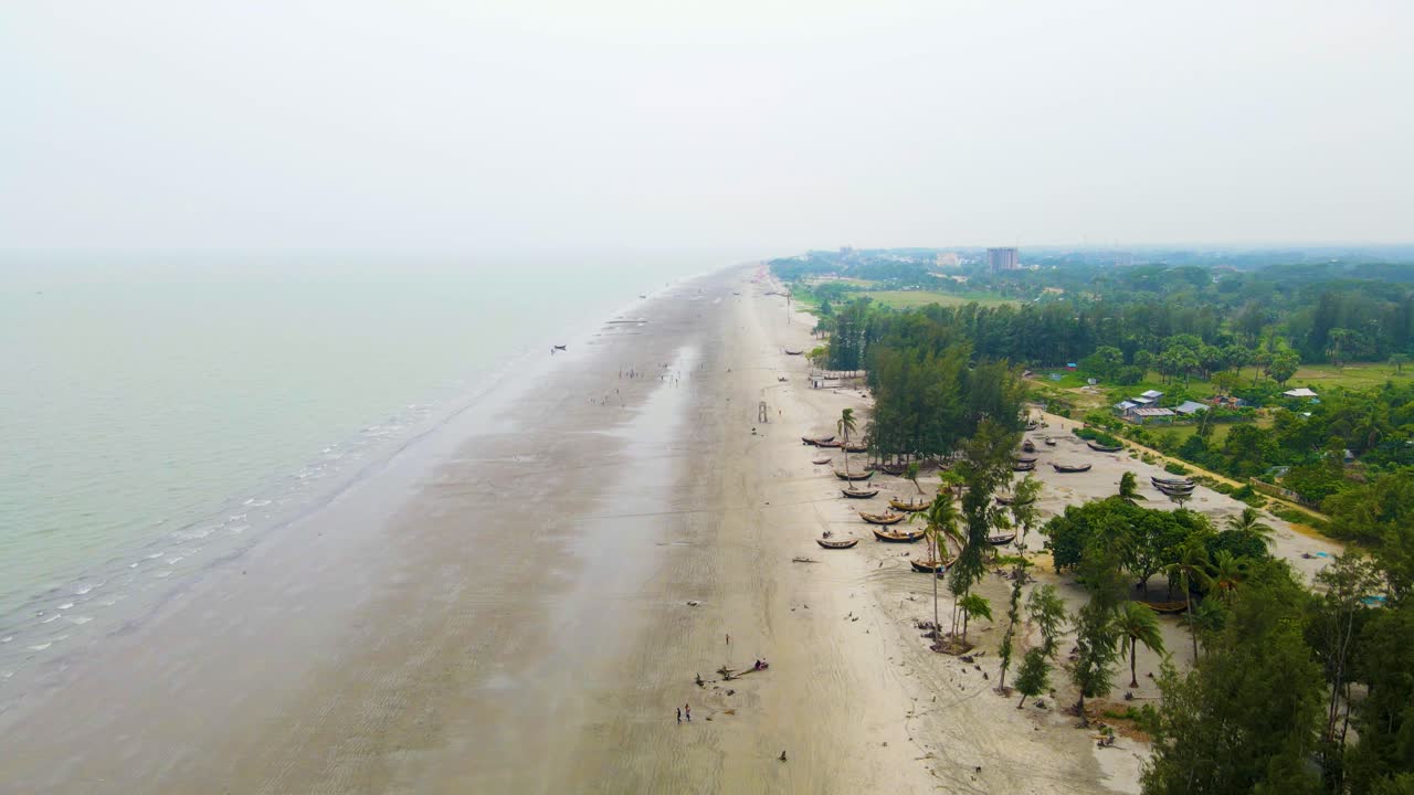 drone que asciende sobre la naturaleza tropical de la playa de kuakata, bangladesh
