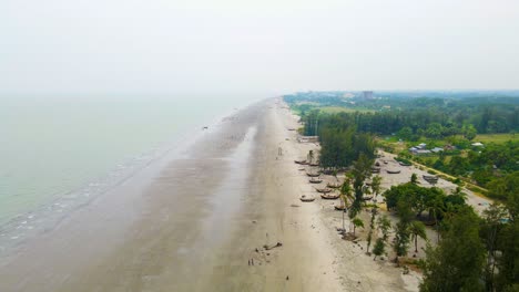 Drone-Ascendiendo-Sobre-La-Naturaleza-Tropical-De-La-Playa-De-Kuakata,-Bangladesh