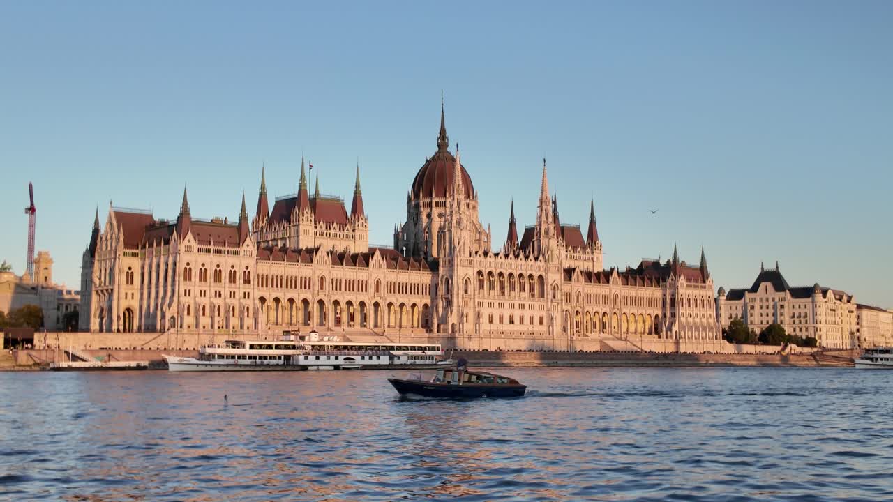 Il Parlamento ungherese che si riflette sul fiume Danubio a Budapest, Ungheria, durante una giornata estiva soleggiata