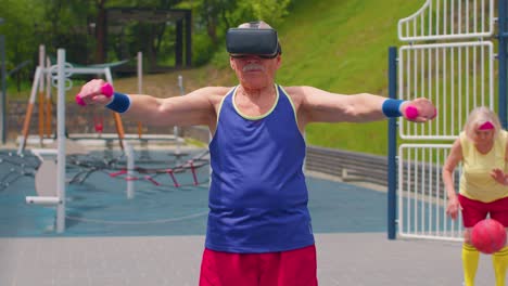 Älterer-Großvater-Mit-VR-Headset-Macht-Sporttraining,-Fitness-Stretching-Übungen-Mit-Hanteln