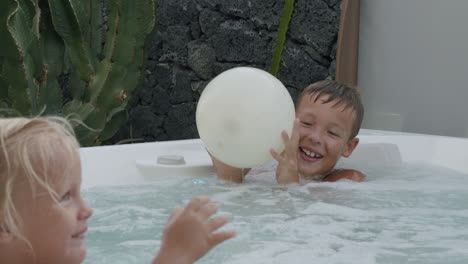 Jugando-Una-Pelota-En-El-Agua