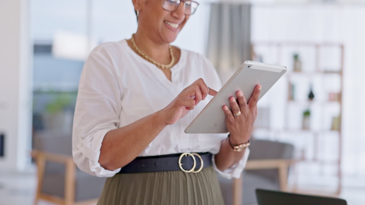mujer mayor, tableta y pergamino