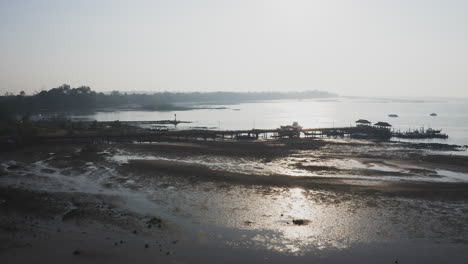 Seehafensteg-Und-Strand-Bei-Ebbe-Im-Dunstigen-Sonnenlicht,-Thailand