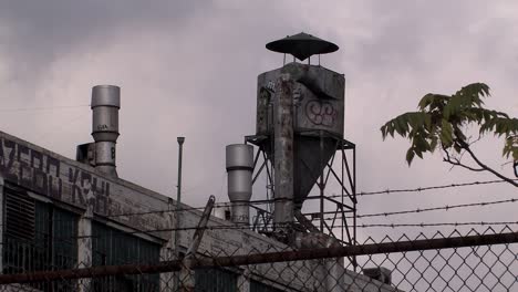 Rotten-Industrial-Building-with-Graffiti-in-Detroit,-Michigan